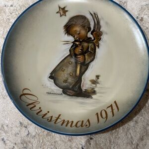 Berta Hummel Christmas 1971 Decorative Plate -Limited 1st Edition- Schmid Bros.